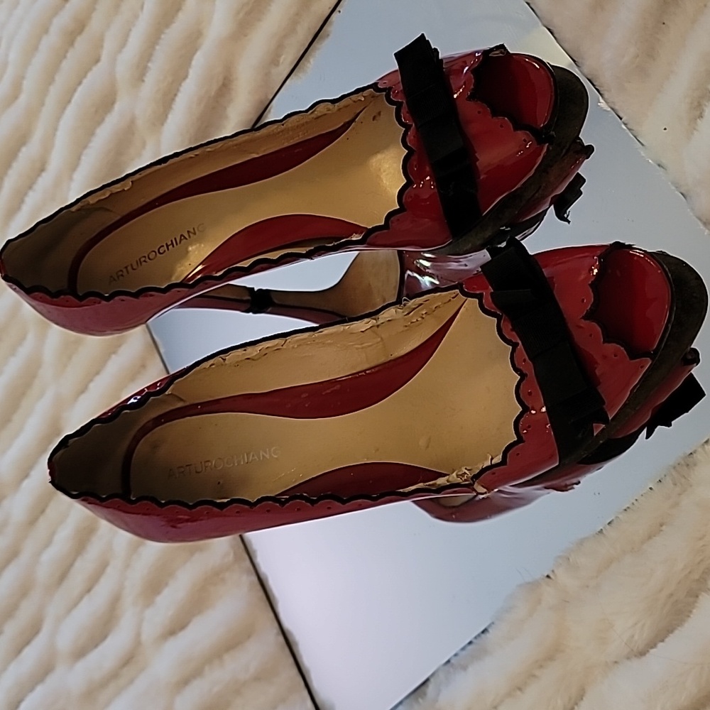 Retro Red Heels - Picture 2 of 12